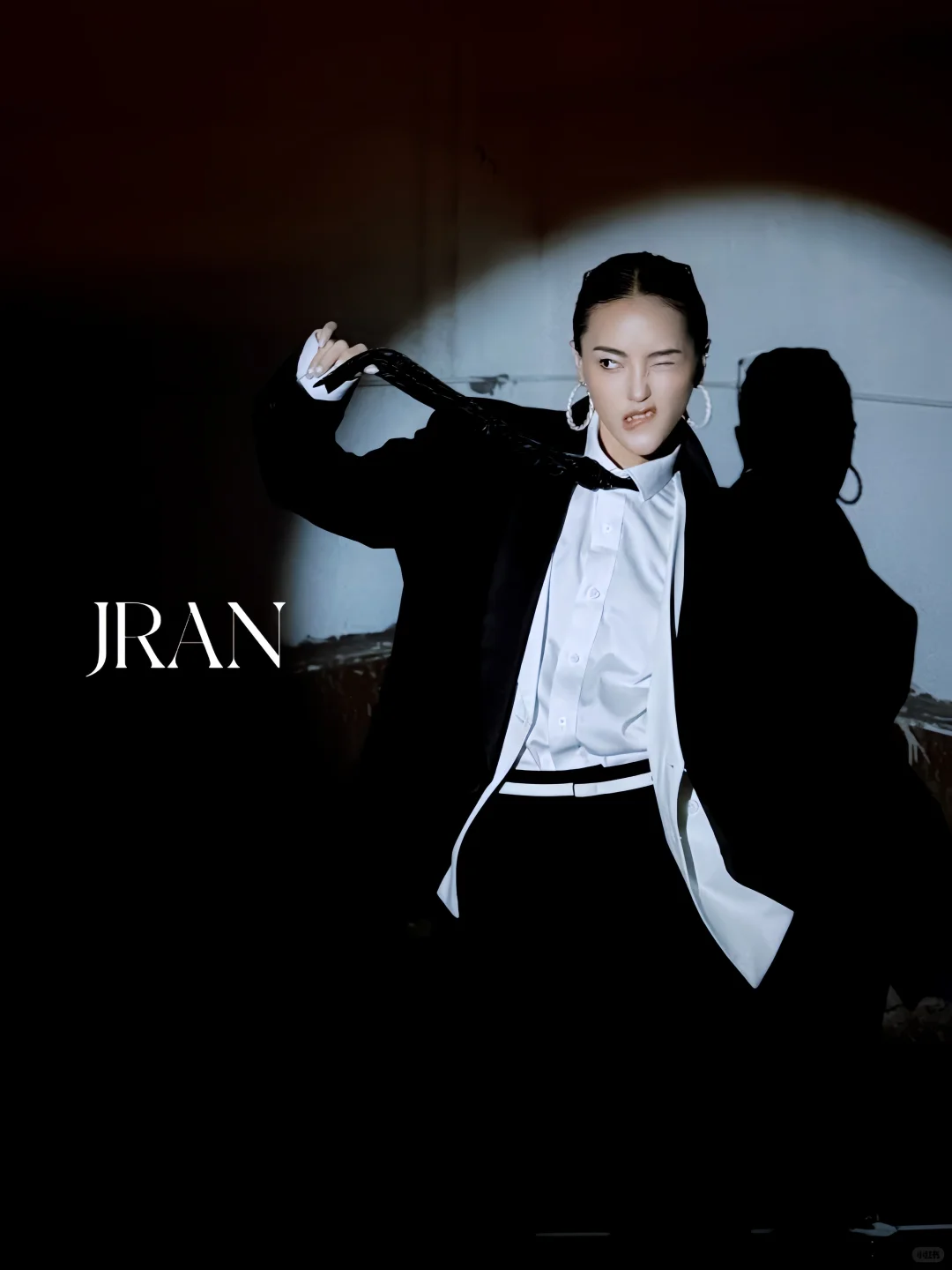 在天台拍一组“杂志封面”