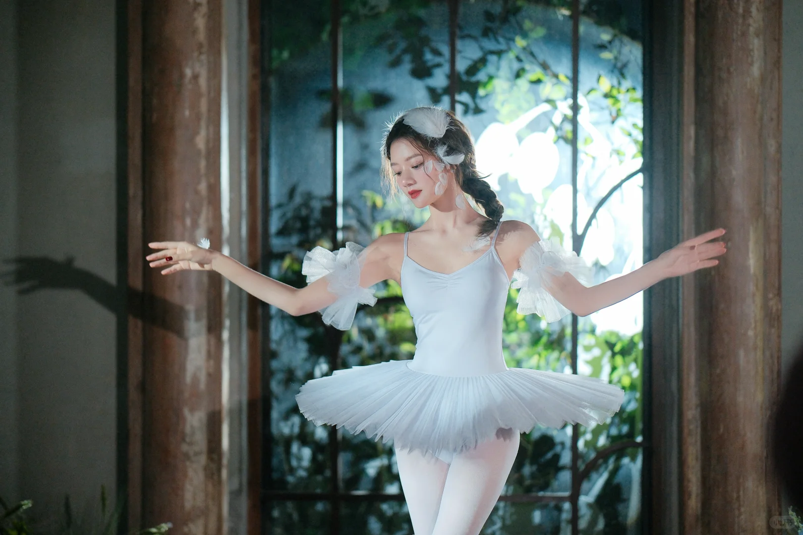 任敏白丝美腿穿搭，清纯甜美