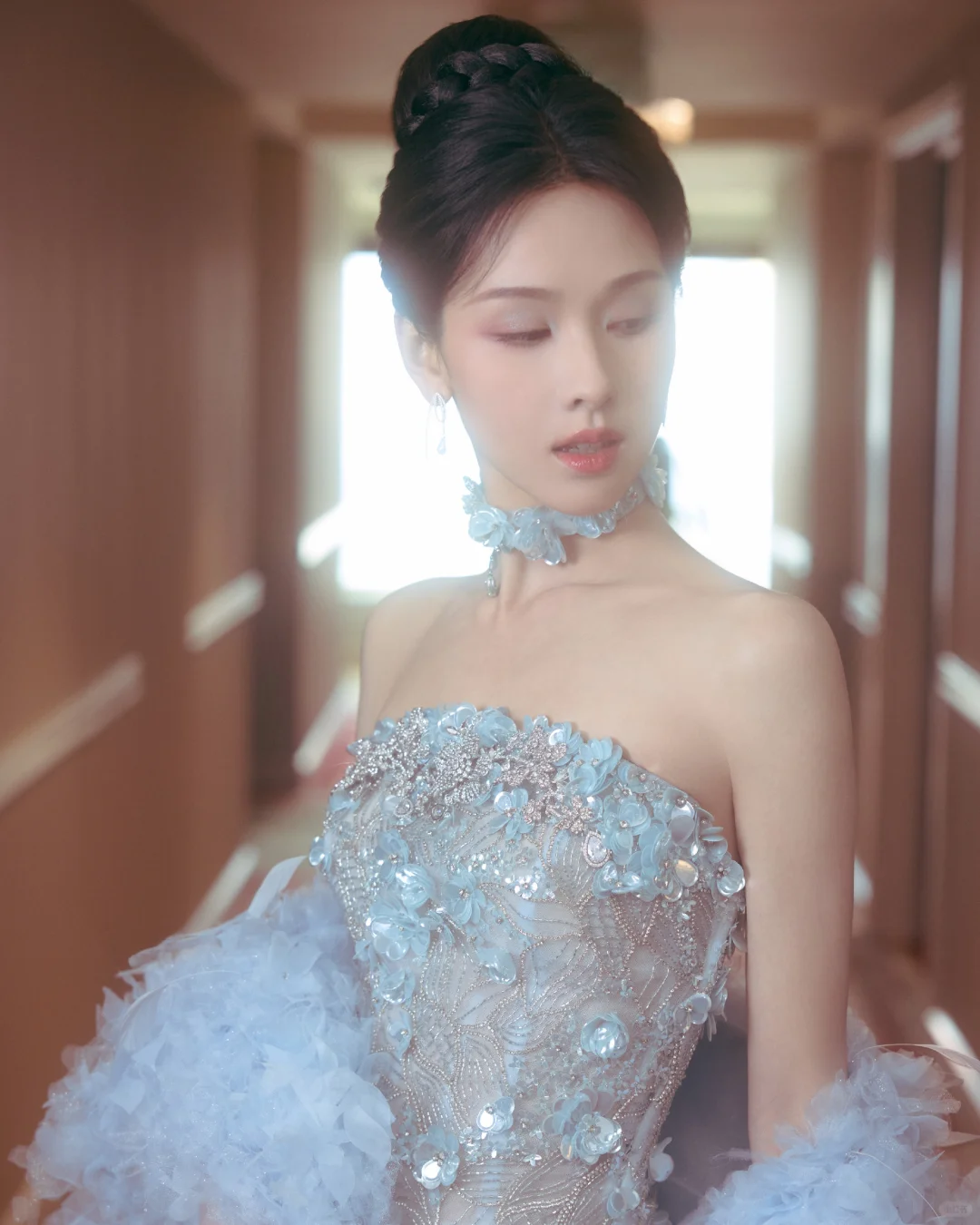 陈都灵 蓝裙拖尾开衩及腰