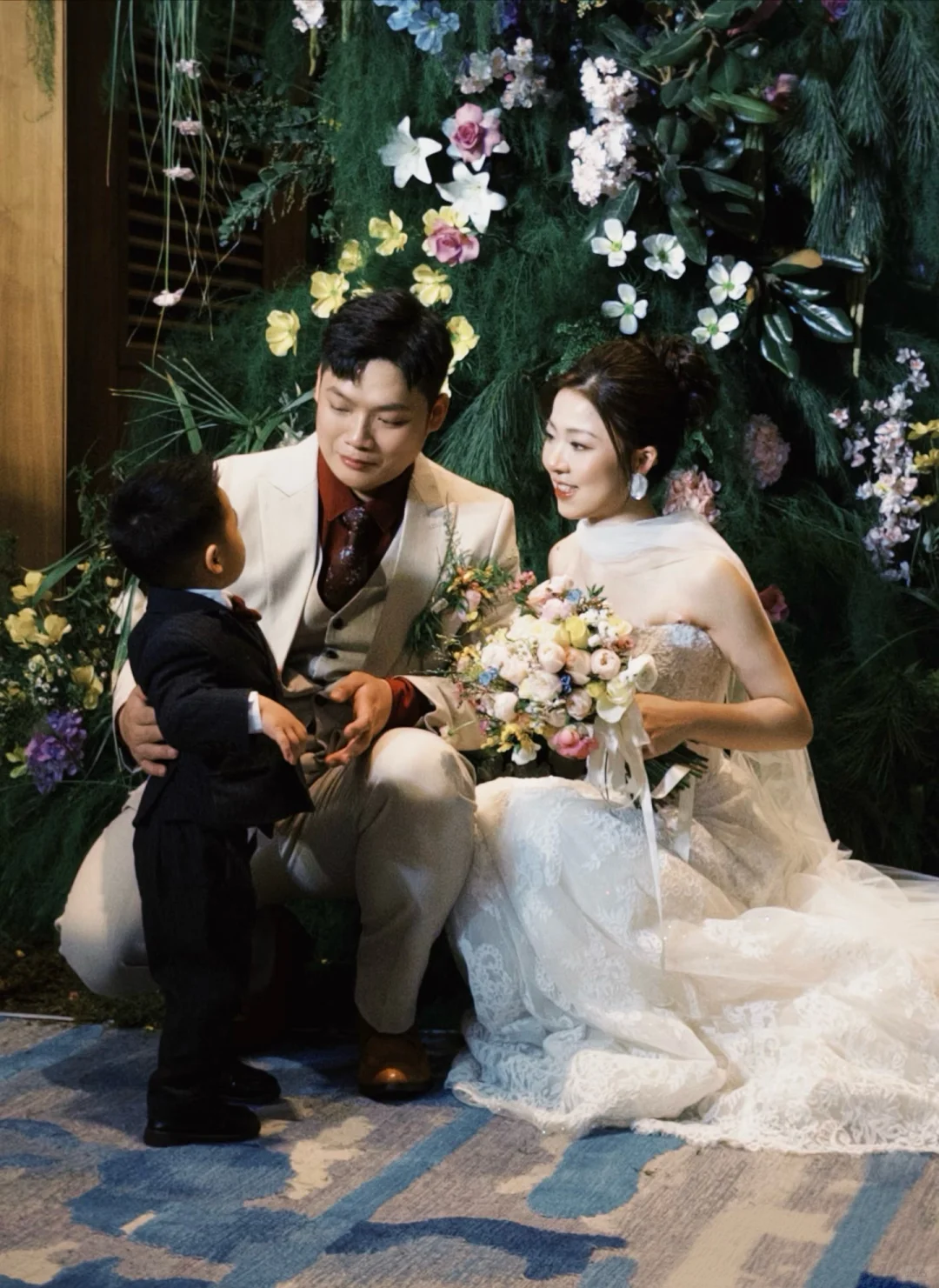 东莞婚纱礼服裙褂 婚礼 试纱 缎面蕾丝轻纱