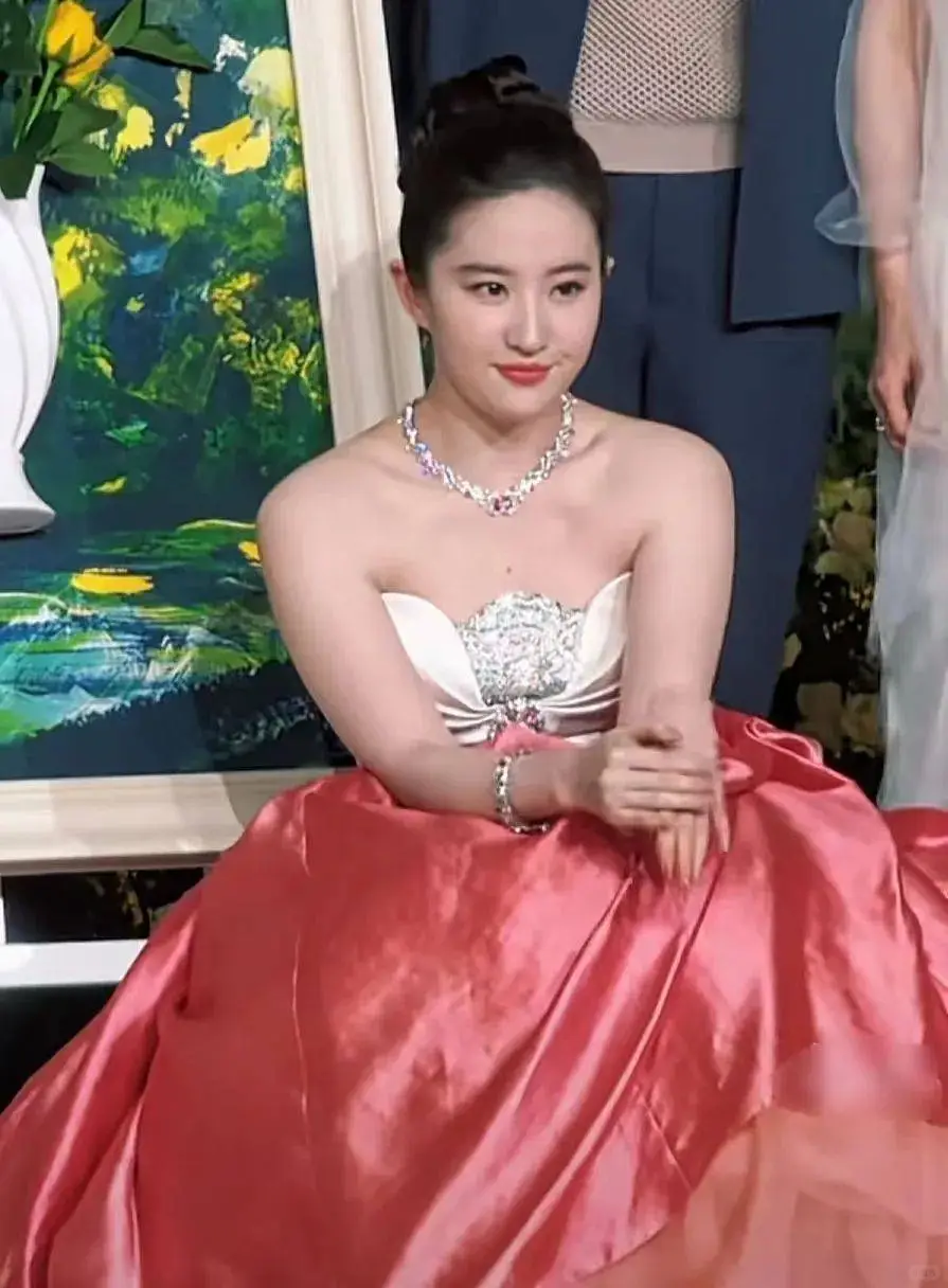 刘亦菲的健康美：引领新风尚，挑战“畸形审