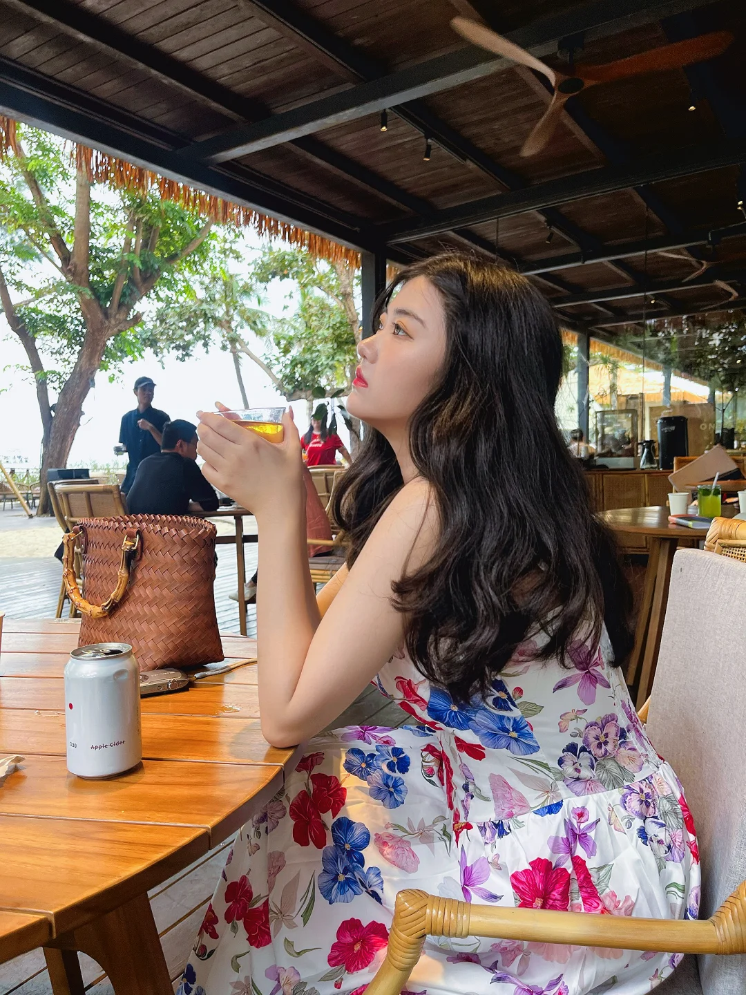 出海边次抛裙子