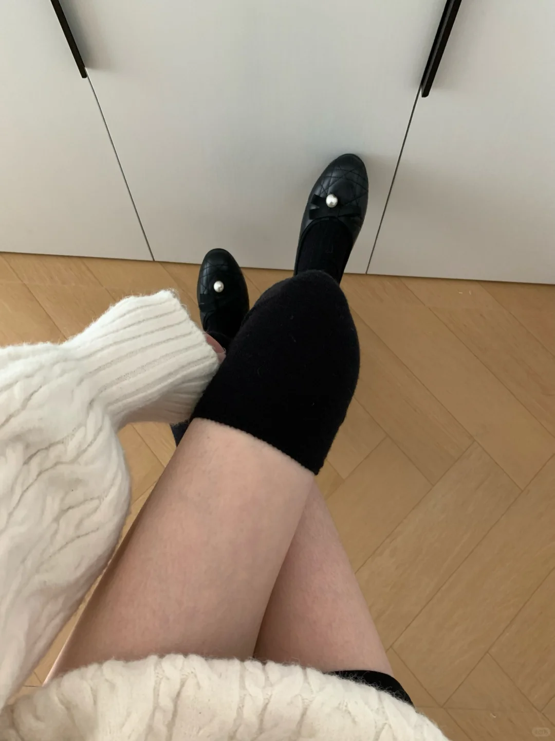 黑奢名媛风！miu 系黑色羊绒过膝袜也很能打！