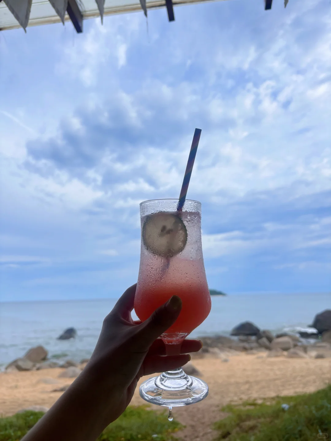 去海边衣服要穿亮爆的！☀️