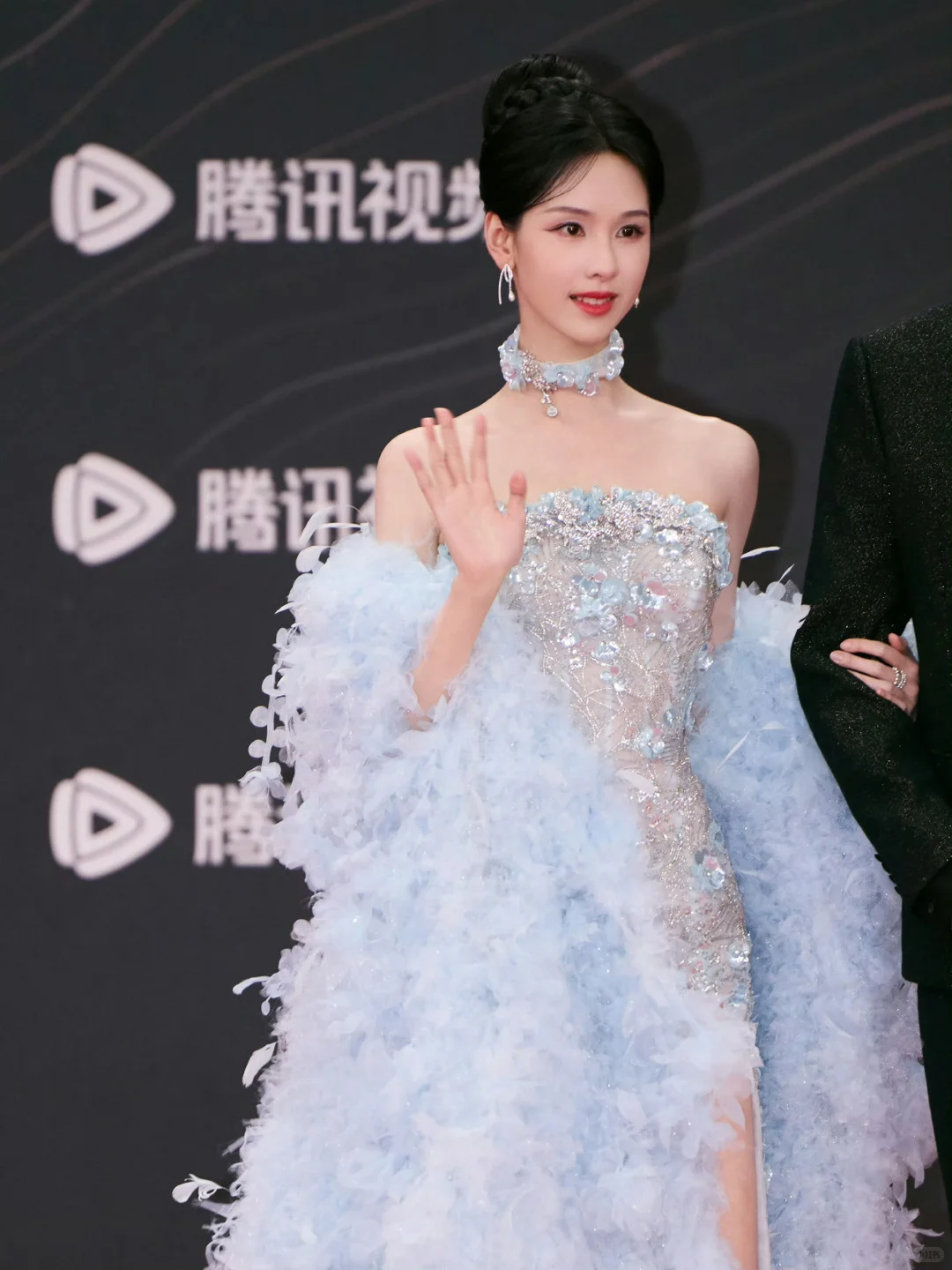 陈都灵 蓝裙拖尾开衩及腰