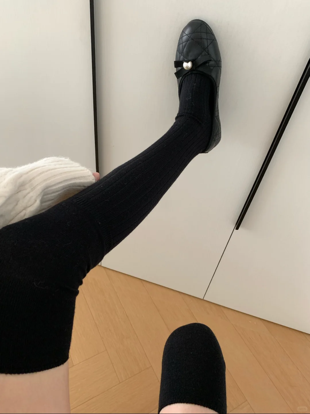 黑奢名媛风！miu 系黑色羊绒过膝袜也很能打！