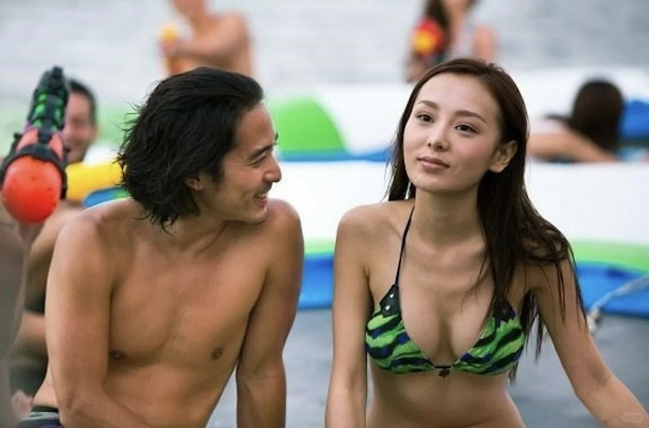 何佩瑜年砸数十万送弟留澳，亲赴毕业典礼