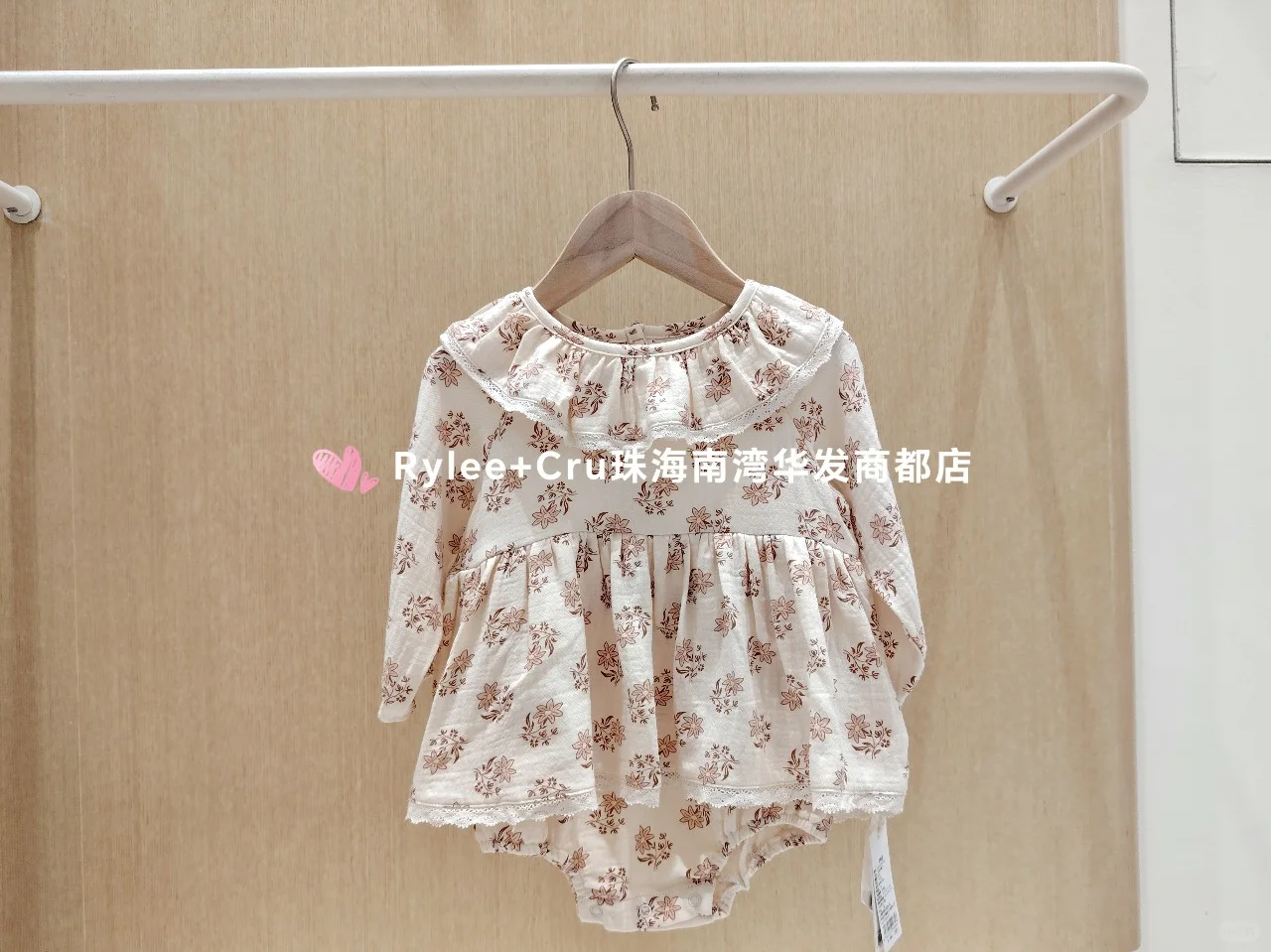 女宝宝可可爱爱的包屁裙