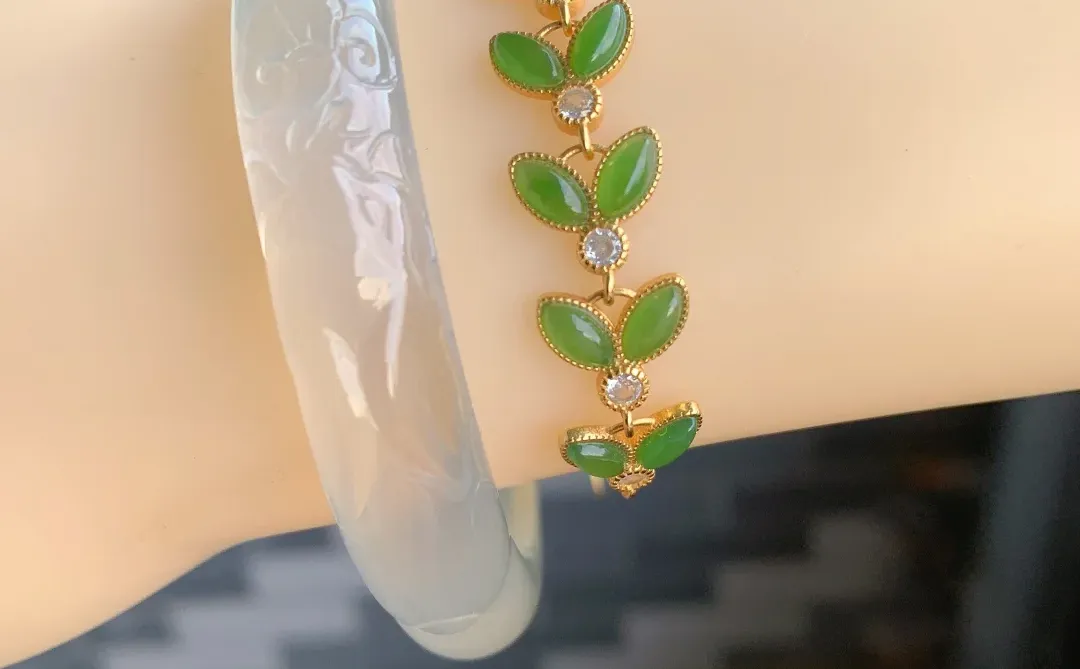 天然玛瑙玉髓高冰马料白冰雕刻女款手镯