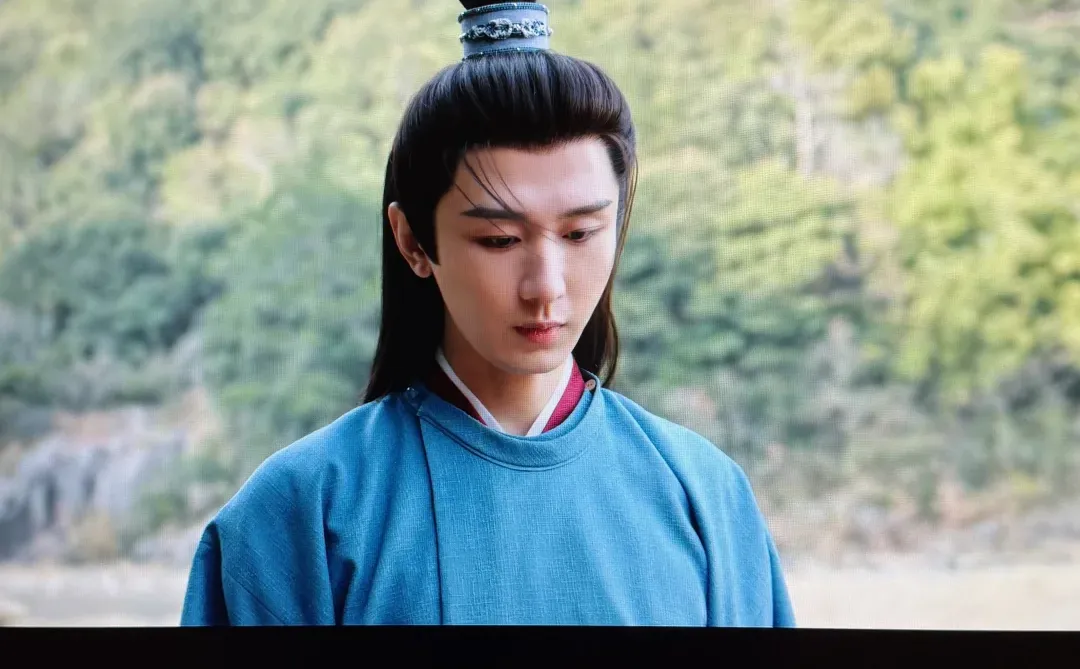 叽里咕噜说啥呐(๑•̌.•̑๑)ˀ̣ˀ̣光顾着看脸了