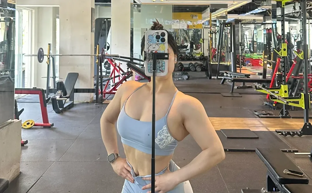 论女孩子的背纯自然能练成什么样