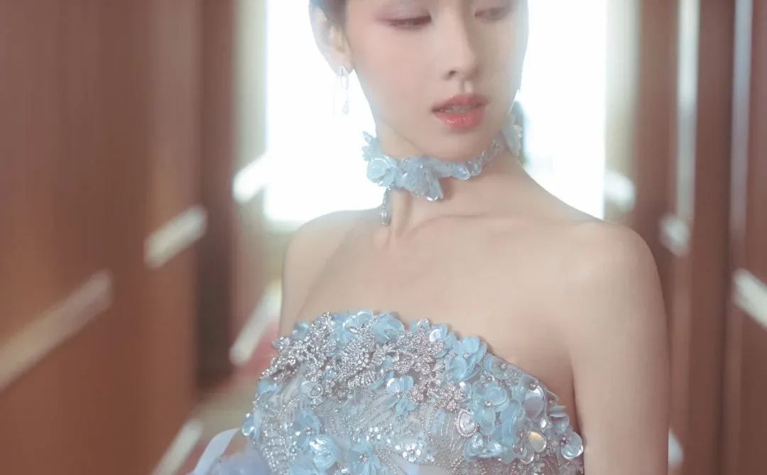 陈都灵 蓝裙拖尾开衩及腰