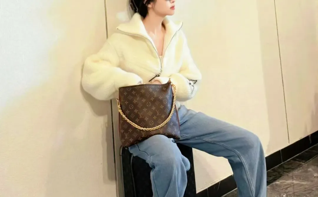 喜欢宋茜这种休闲时髦的穿搭配LV包包
