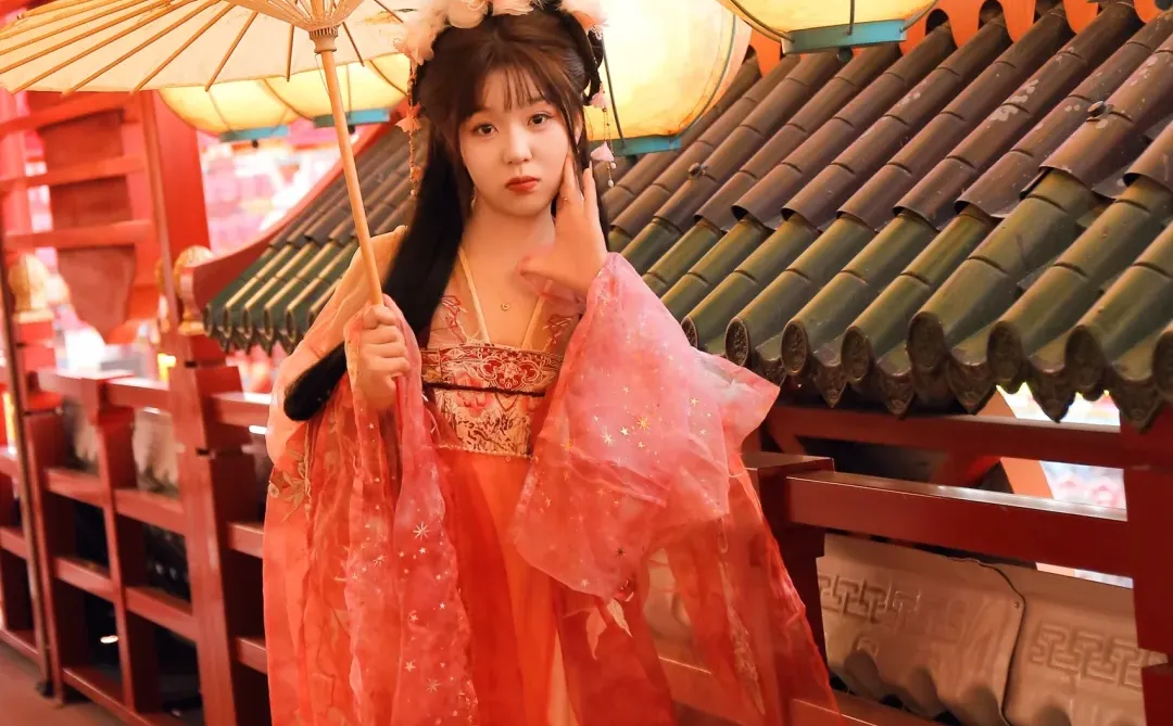 粉粉嫩嫩的古装女孩，刚满十八岁~