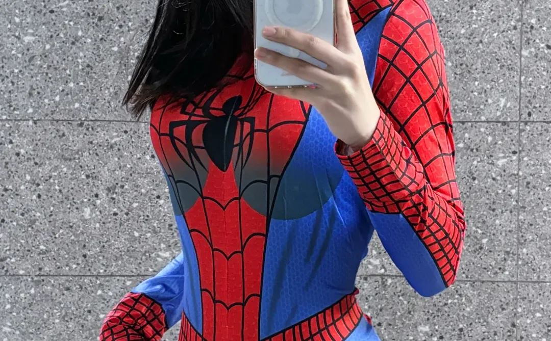 女游泳教练来了