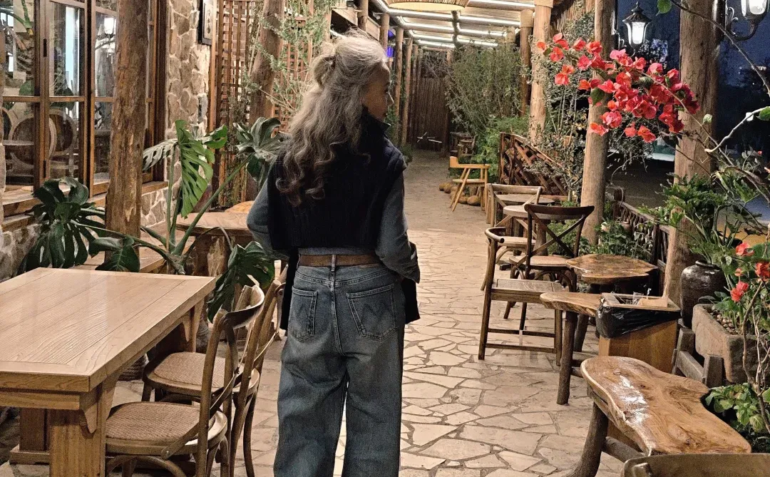 58岁卸下“显年轻”的KPI，真好