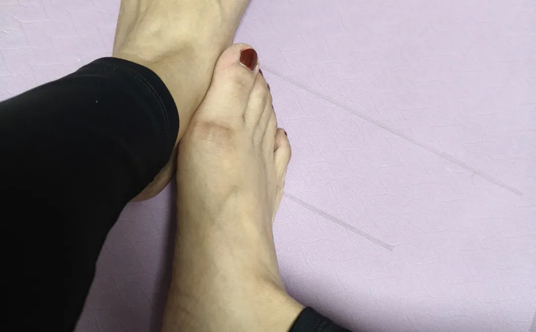 今日打卡~运动结束，瑜伽裤+白袜子