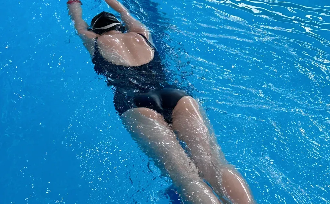 终于自学学会了游泳