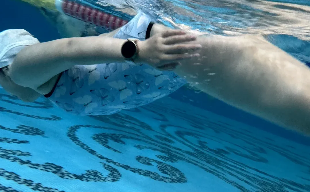 湘潭00年游泳女教练，只接小姐姐