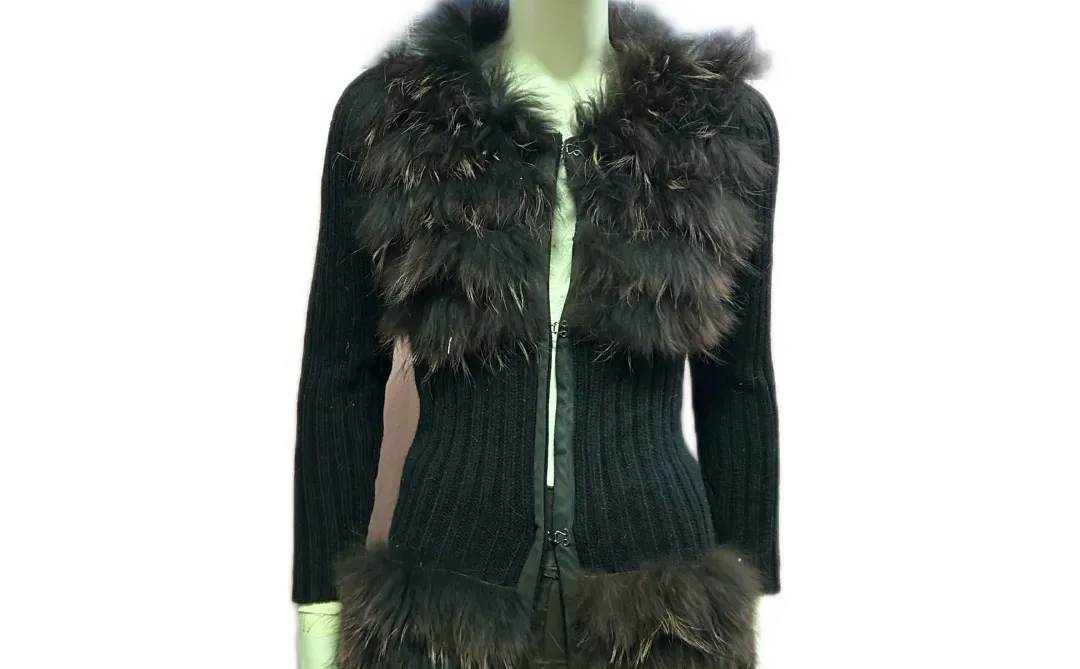 一款设计突出、风格华丽的皮草饰边针织外套