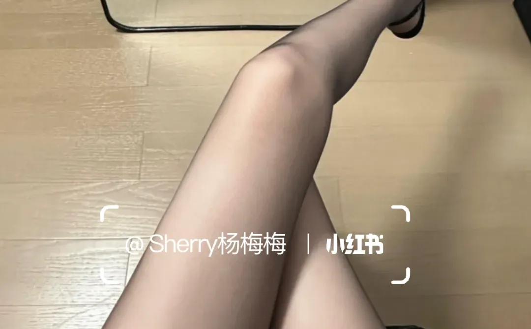 睡前自拍一张美腿🦵🦵😂