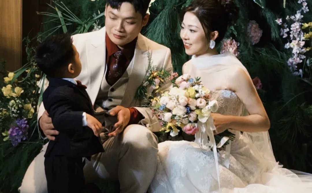 东莞婚纱礼服裙褂 婚礼 试纱 缎面蕾丝轻纱