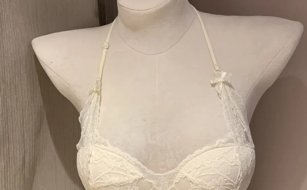 巨显身材！爆沟D杯的的蕾丝挂脖内衣