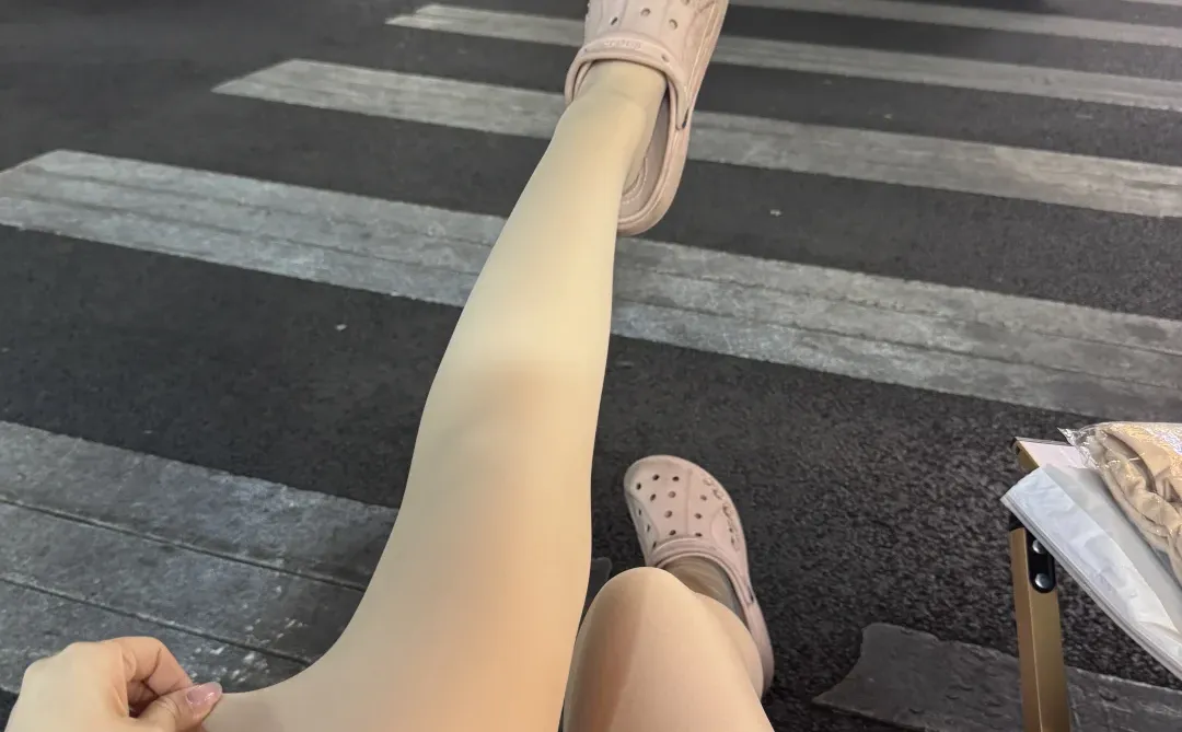 哇塞！实况直出！这才是真·活人美腿即视感！