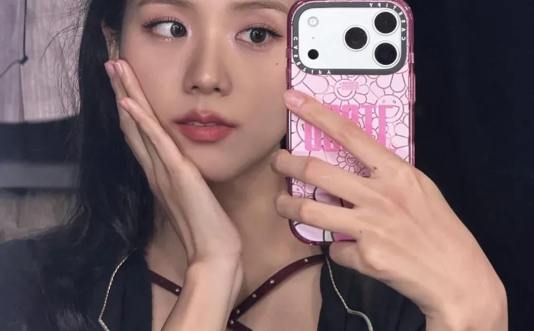 JISOO｜新加坡演出ins新鲜po图｜美腿丰臀