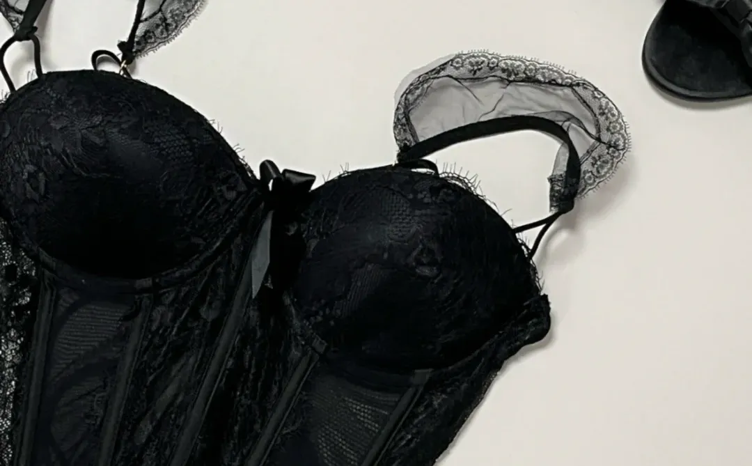 谁能懂这件鱼骨裙的美啊🖤🤍