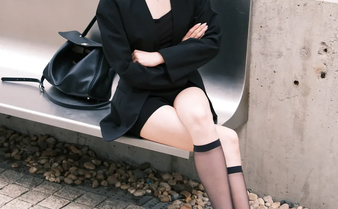 ALL BLACK也能轻盈俏皮