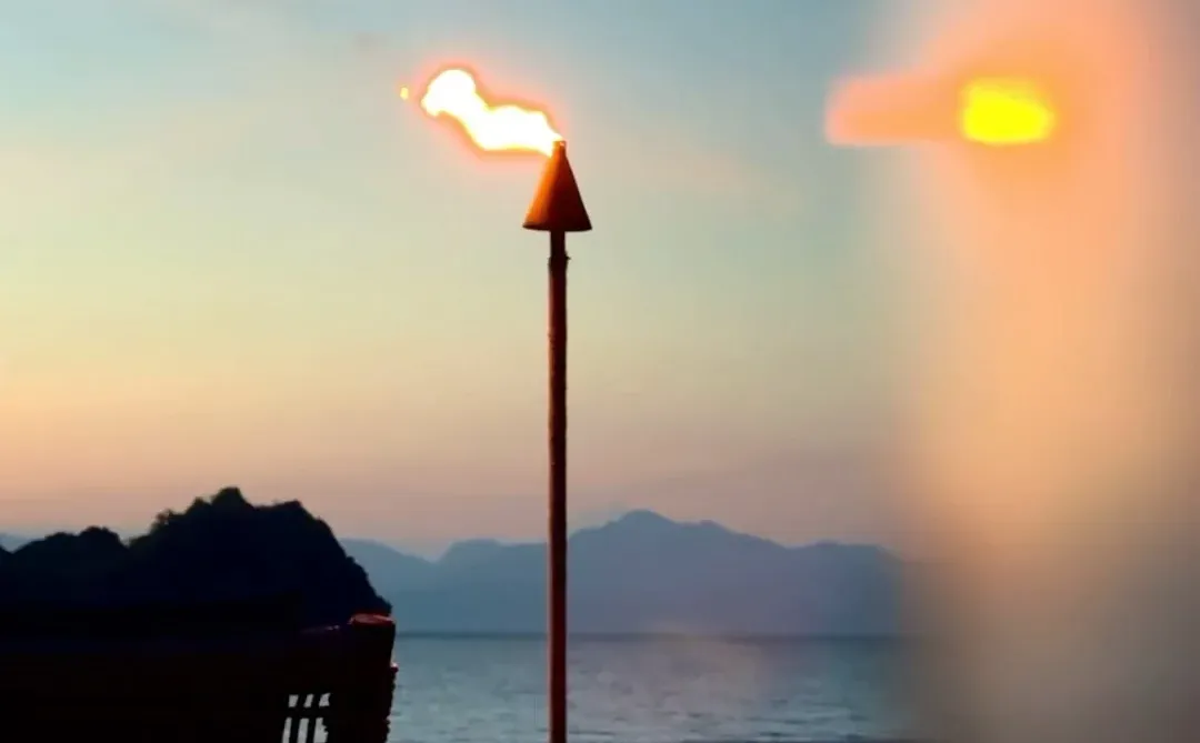 谁到海边穿衬衫啊 反正到最后都要tuo了