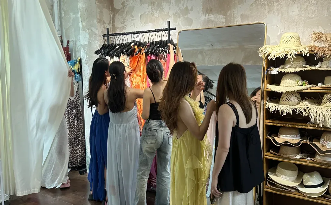 小个子姐妹（三亚出片穿搭），椰梦长廊附近