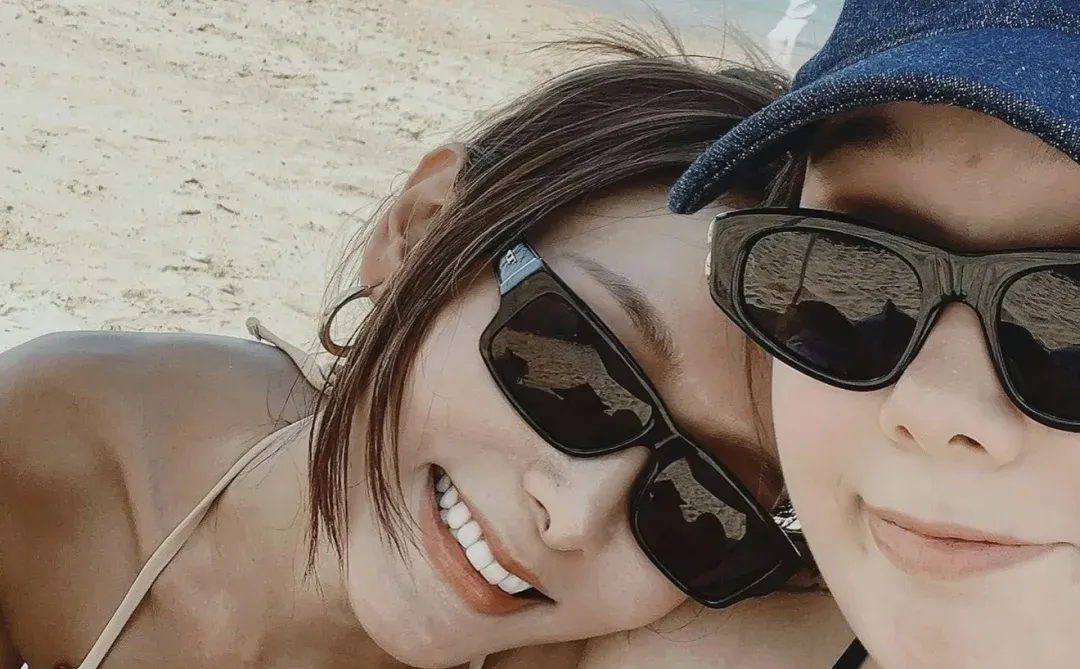 何佩瑜年砸数十万送弟留澳，亲赴毕业典礼