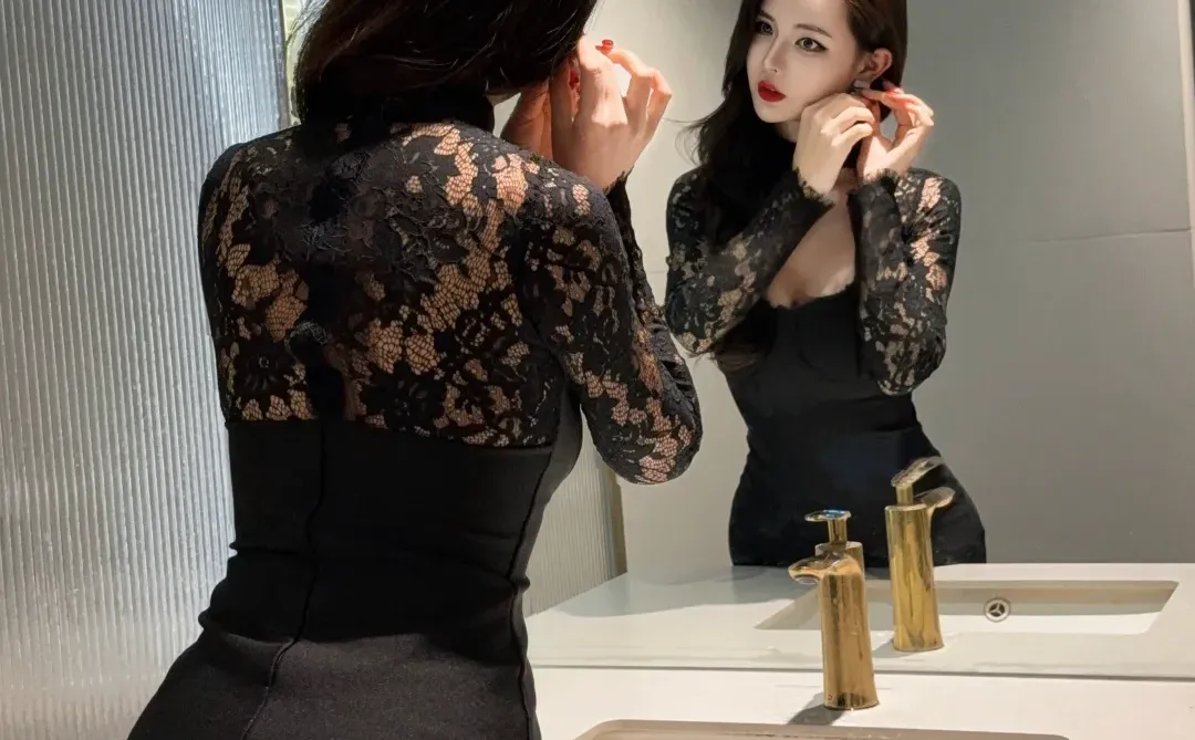 可惜你还年轻，不懂红唇和蕾丝的魅力