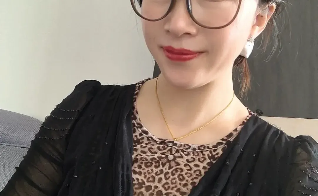 据说戴个镜框就像御姐了