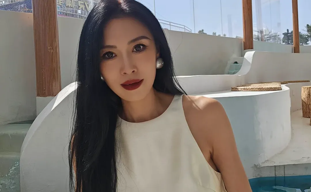 御姐风、黑发红唇、自拍🤳库存还在胃疼