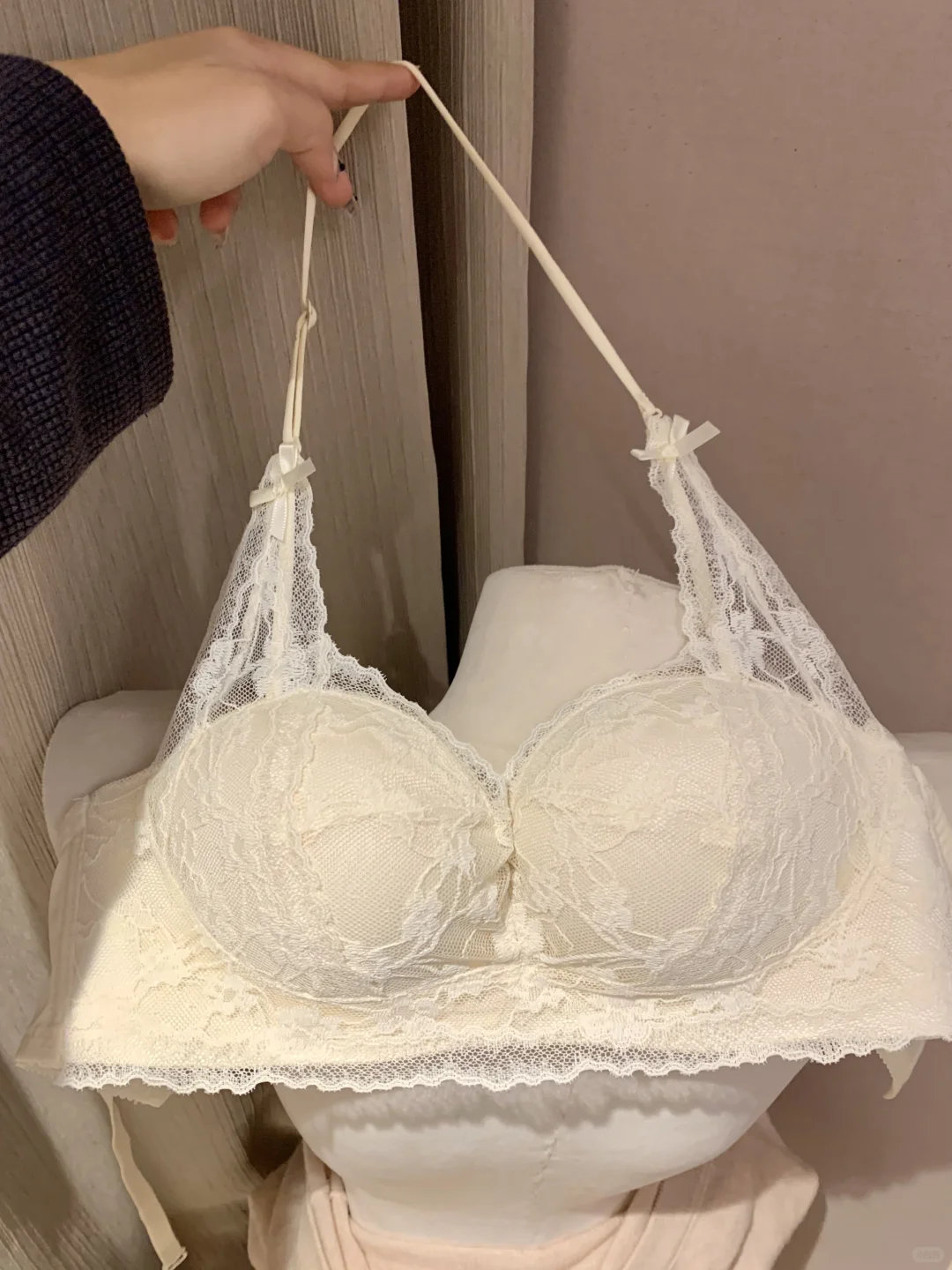 巨显身材！爆沟D杯的的蕾丝挂脖内衣