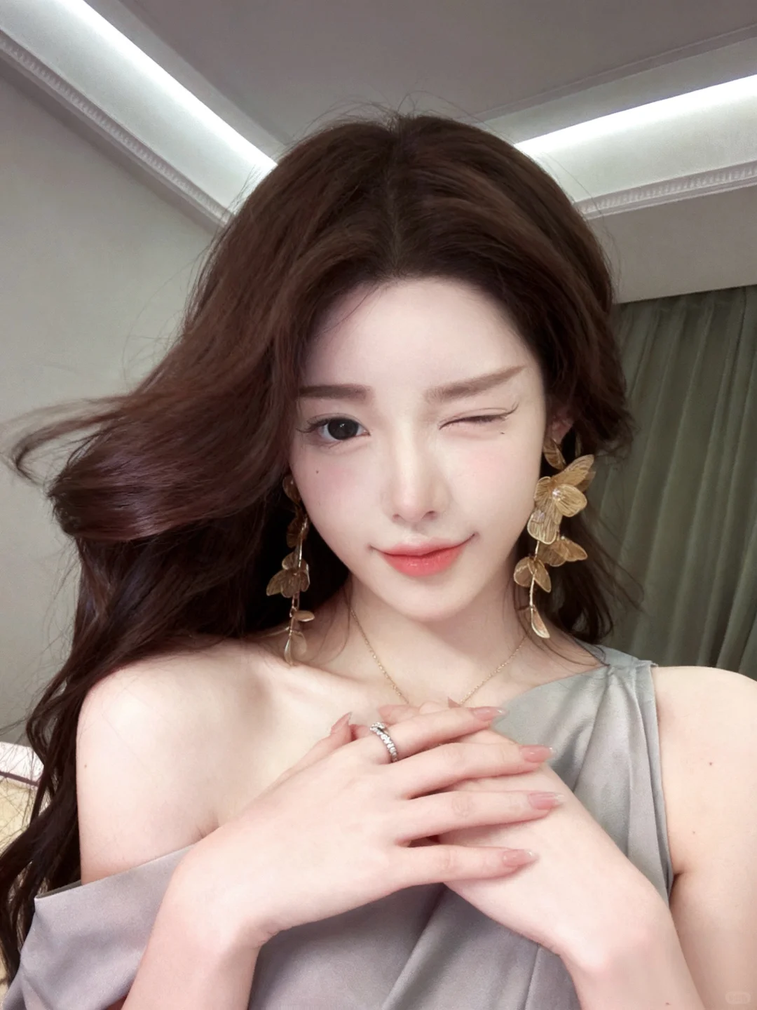 第一次当美女 手都P酸了