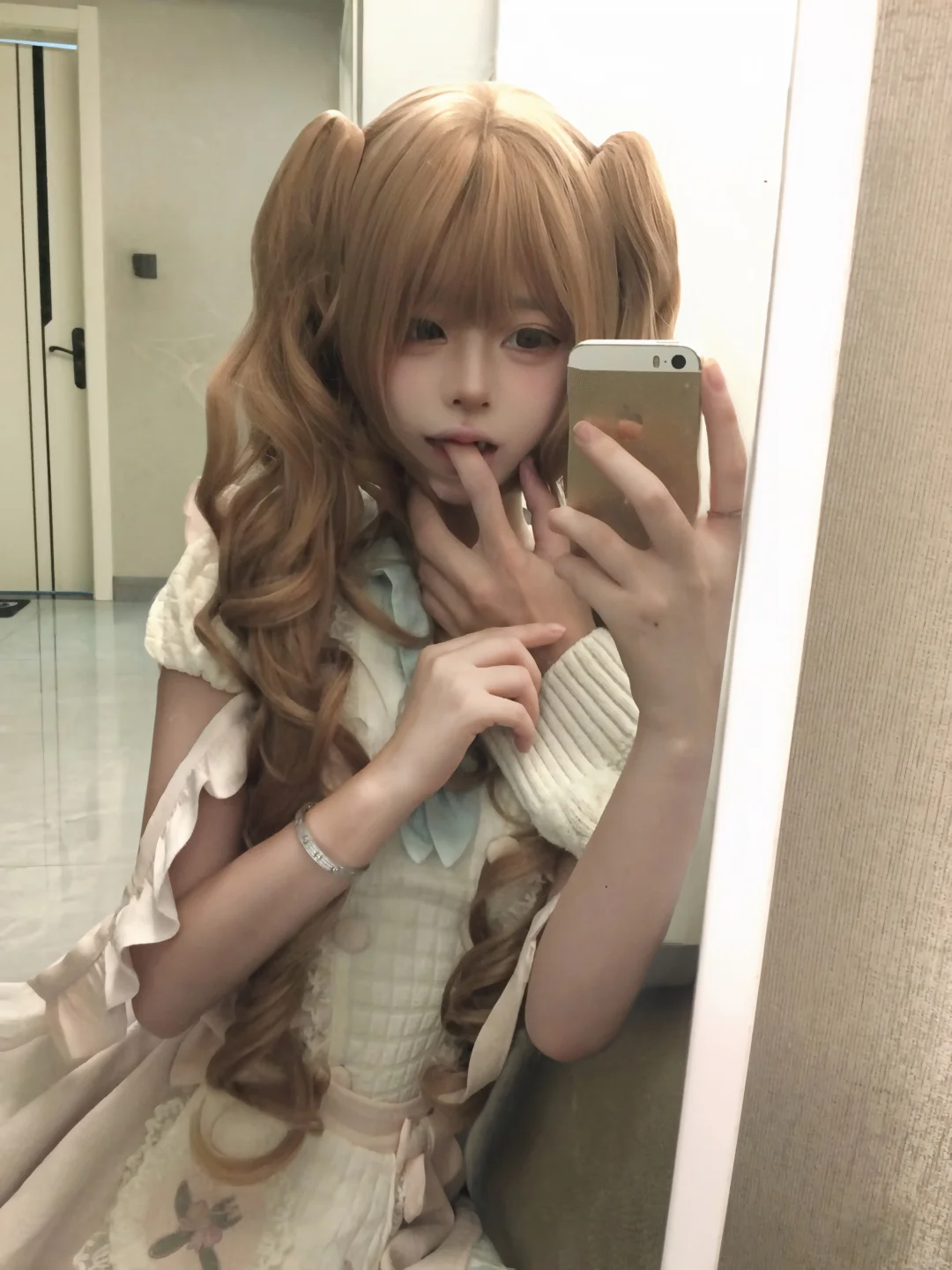 咬手指真的好涩