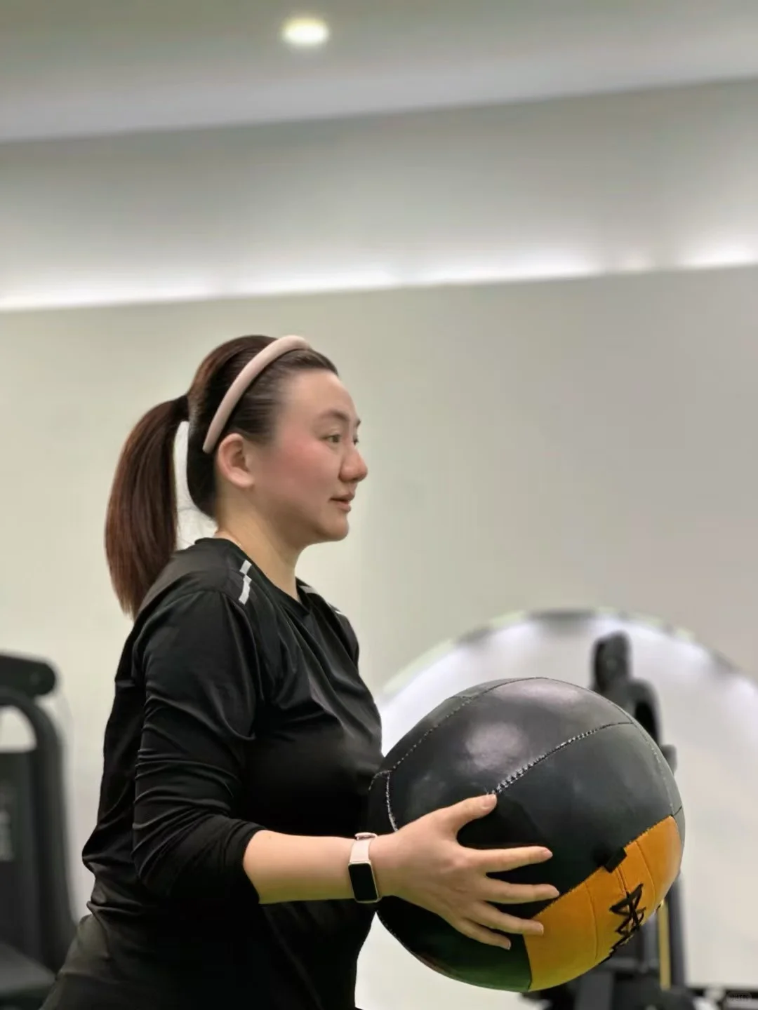 冬天不减肥？女教练一对二虐出小蛮腰！