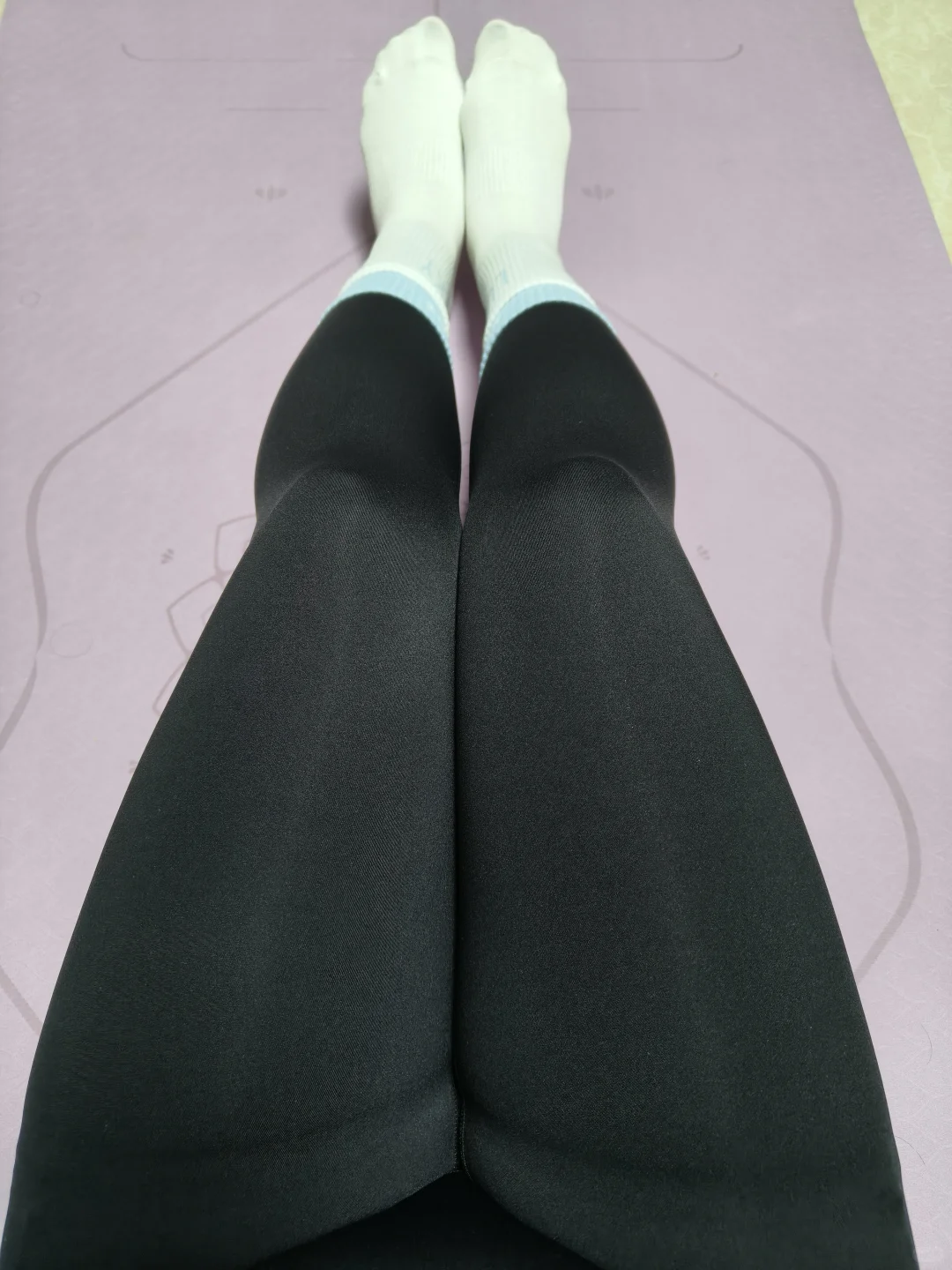 今日打卡~运动结束，瑜伽裤+白袜子
