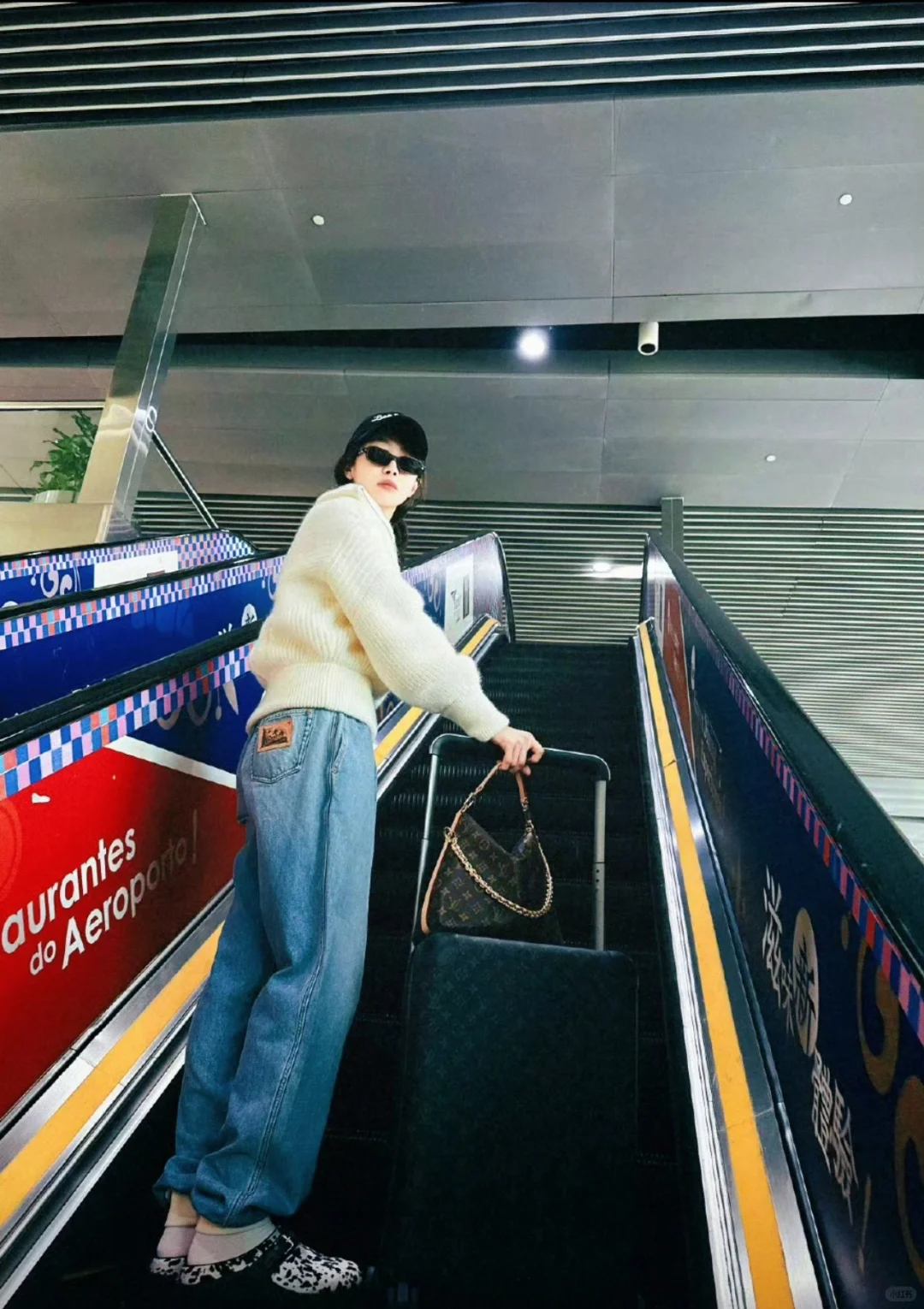 喜欢宋茜这种休闲时髦的穿搭配LV包包