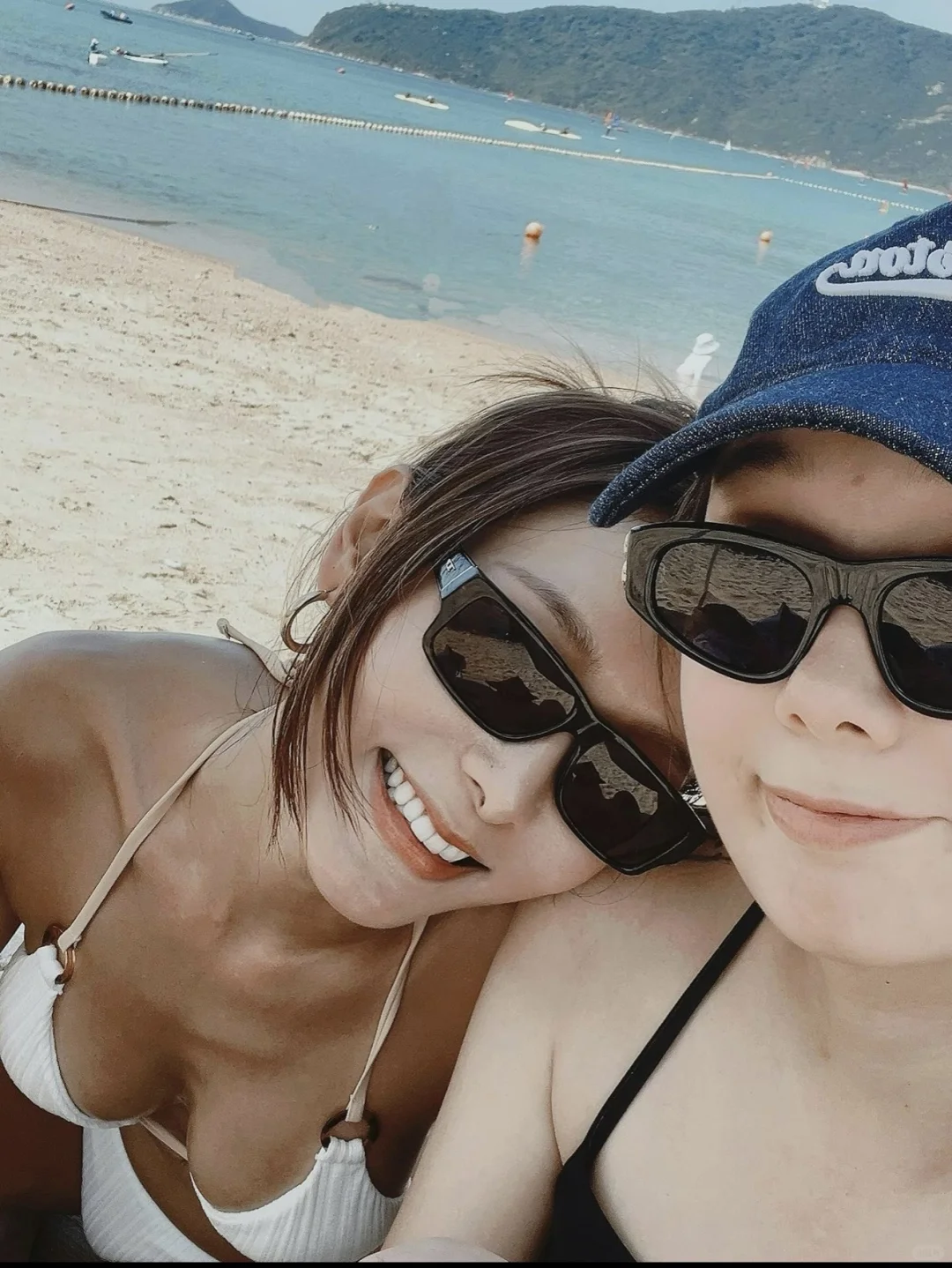 何佩瑜年砸数十万送弟留澳，亲赴毕业典礼