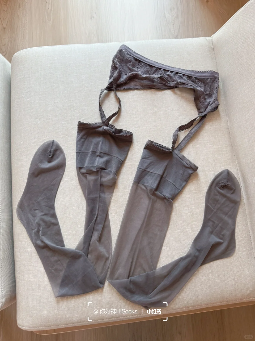 灰色蕾丝吊带袜｜温柔不张扬的质感日常