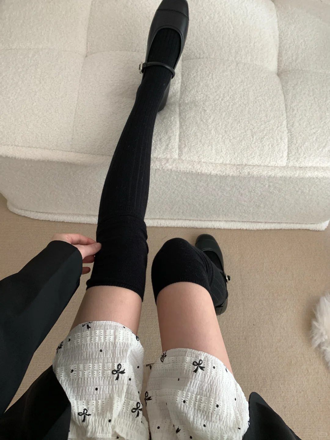 黑奢名媛风！miu 系黑色羊绒过膝袜也很能打！