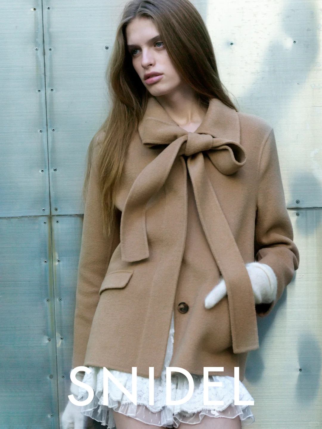 驼色蝴蝶结与蕾丝的共生，是秋冬的温柔叛逆