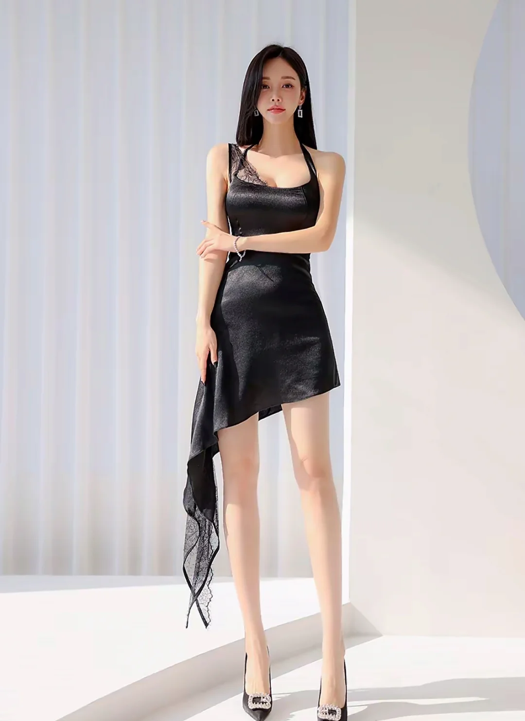 孙允珠 黑色小吊带裙