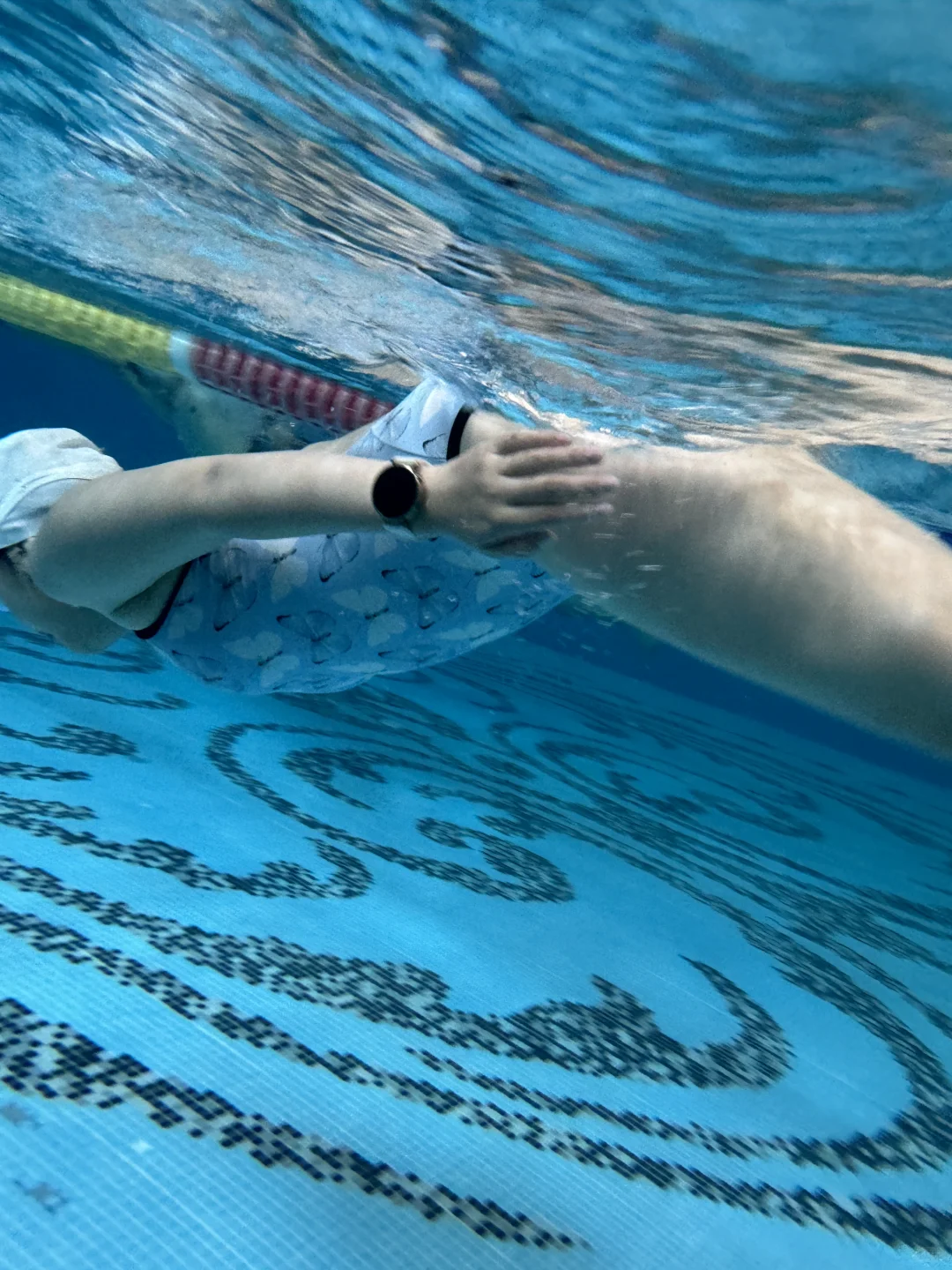 湘潭00年游泳女教练，只接小姐姐