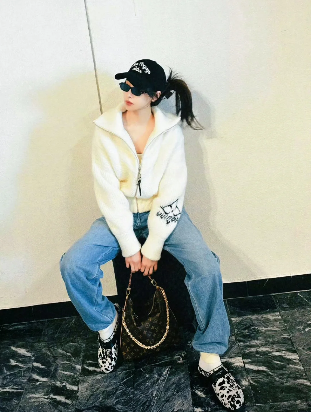 喜欢宋茜这种休闲时髦的穿搭配LV包包